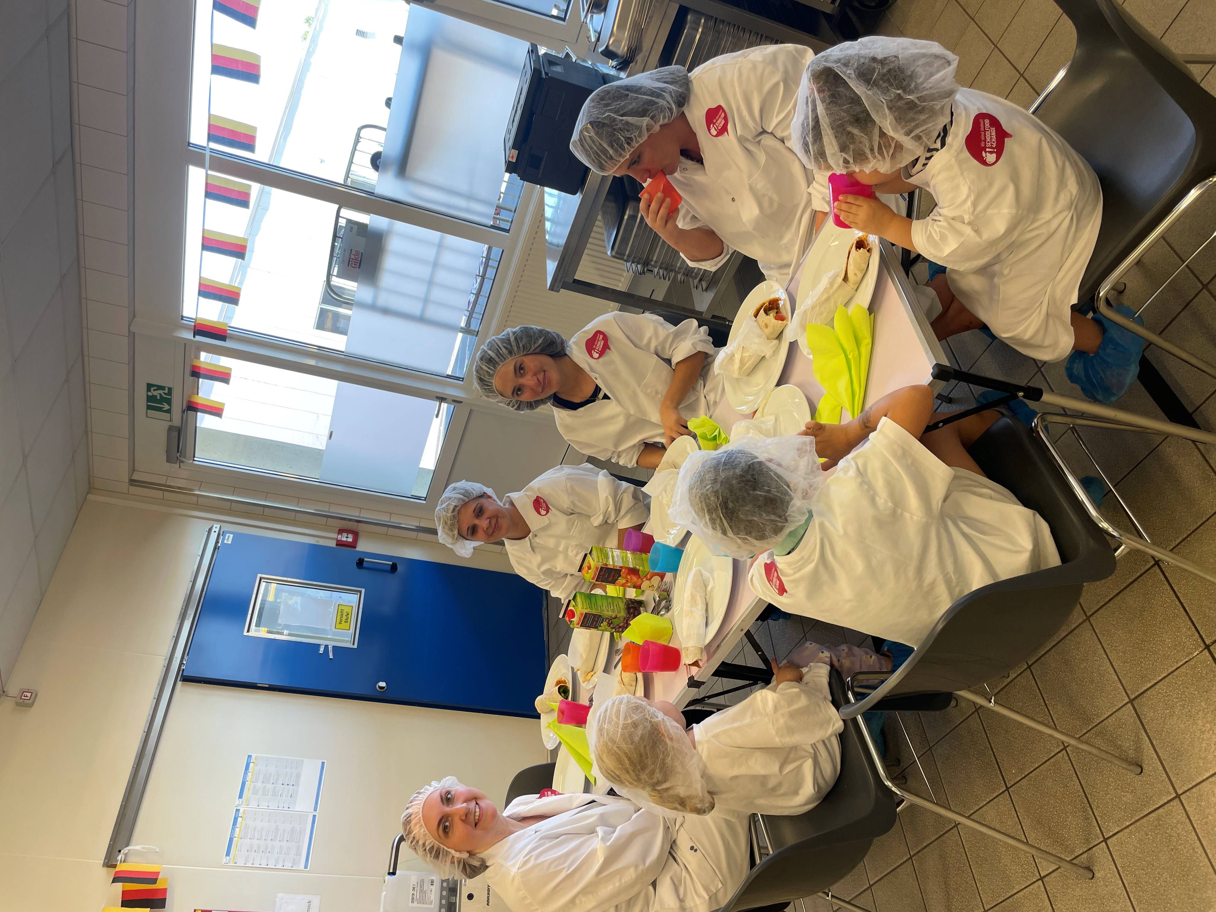 gemeinsames Mittagessen der Köchinnen und Kinder in der Großküche und verkostung des selbst gemachten Essens. Austausch der Kinder und des Küchenpersonals. 